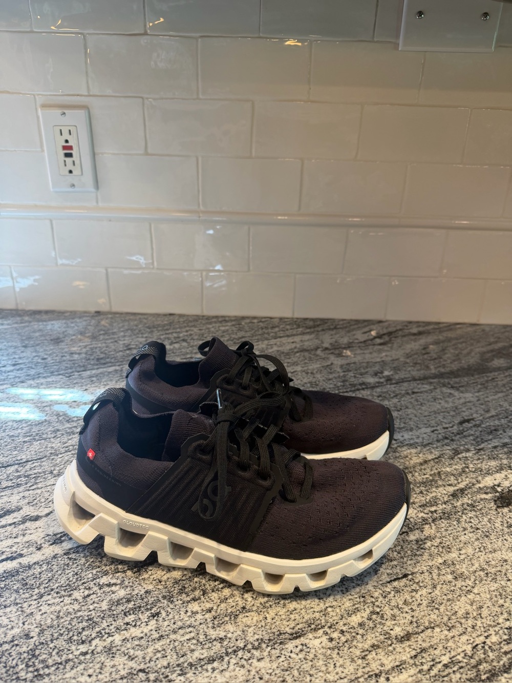 Women’s On Cloud Swift Size 8